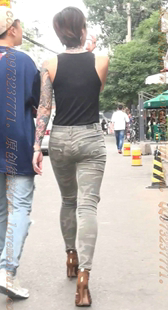 灰色迷彩金牛的美腿美臀小姐姐