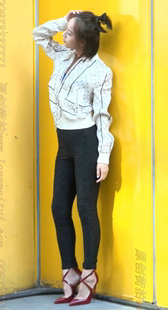 让这么清纯的MM穿这么情趣的高跟鞋合适吗