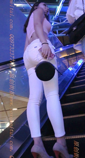 白色紧身裤的美臀骚货是故意把丁字裤露出来的吗