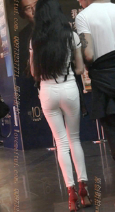 白色紧身裤的凉高跟美腿MM