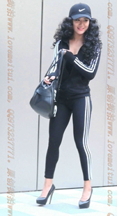 黑色超高跟黑色紧身裤的翘屁股小骚货