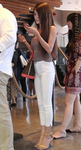 白色紧身裤的美腿低胸骚MM