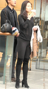 黑色紧身裤的高靴美腿少妇