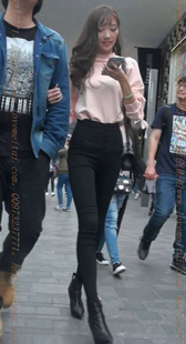 黑色紧牛黑色高跟短靴的美腿美女