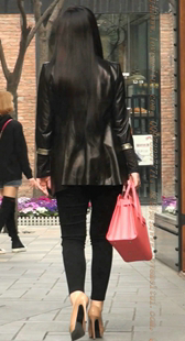 紧身黑裤黄高跟包臀少妇