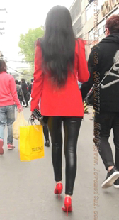 红色性感高跟鞋的黑色皮裤小姐姐