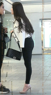 黑色紧身裤的高跟气质MM