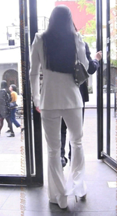 白色小西装的蕾丝内衣小姐姐换衣服