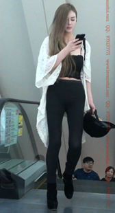 低胸的小姐姐默默的拿出手机反