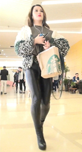 黑色紧身皮裤的艳妆小姐姐