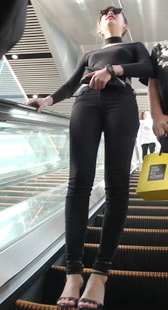 黑色紧身裤的高跟美腿小姐姐
