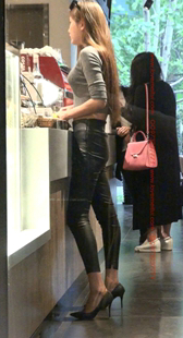 黑色皮裤小高跟的美腿小姐姐
