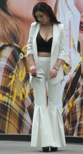 白色OL装的低胸爆乳小姐姐