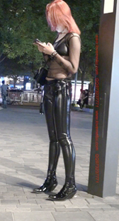 黑色皮裤透明胸罩的豪放小姐姐