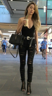 黑色紧牛性感深V的极品气质小姐姐