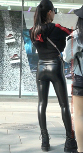 黑色皮裤的美腿美腿小姐姐