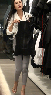 淡蓝色紧牛的美腿气质小姐姐