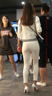 白色高跟白色紧牛的小姐姐