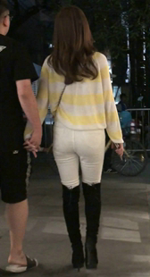 白色紧牛黑色高靴的美腿小姐姐