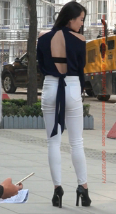 白色紧牛的美腿小姐姐