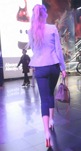 白色性感高跟鞋的美腿小姐姐