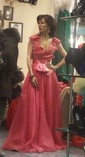 少妇还穿这么红装嫩