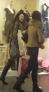 跟拍两个性感少妇