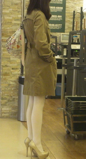 跟拍白色丝袜高跟美女