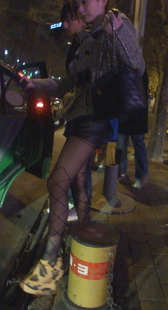 偷拍网丝少女搭车