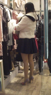 肉丝短裙美女买衣服
