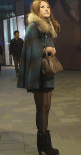 街拍黑丝短裙少妇