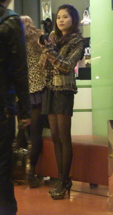 高跟丝袜紧身短裙少女