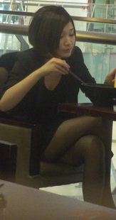 黑色丝袜被大腿紧紧地夹着