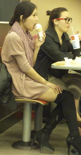 看这少妇吃的样子你想到什么吗