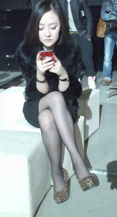 街拍在玩手机的豹纹跟高，黑丝美女