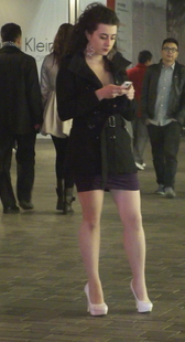 街拍在等人的漂亮外国美女