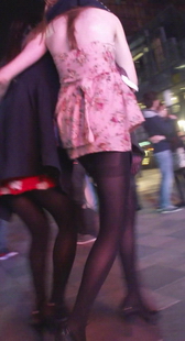 街拍黑丝美女，个个都长得漂亮腿美