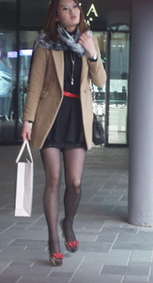 购物出来的两个时尚MM