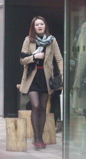 街拍在路边休息的黑丝妹妹