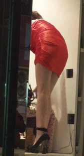 街拍一个红裙美女，高跟鞋很有个性