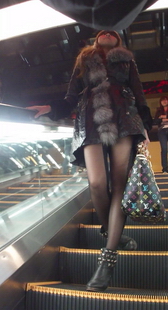 街拍打扮很时髦的美女，丝袜很有个性