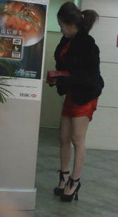 街拍在取款机钱零钱的跟高美腿MM