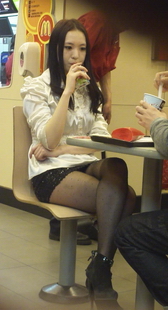 打扮时髦的黑丝美女，丝袜闪闪发亮