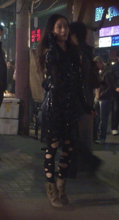 街拍很有个性的漏洞黑丝袜