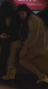 街拍在路边恩爱的一对小情侣