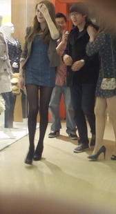 街拍外国妞，黑丝美腿