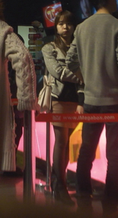 在电影院排队买票的黑丝跟高美眉