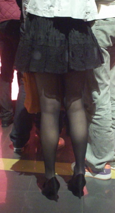 在电影院的短裙黑丝美眉