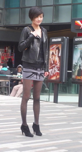 在路边照相的丝袜跟高美女，完全不知道我在拍她