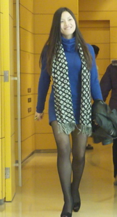 跟老外走在一起的黑丝少妇